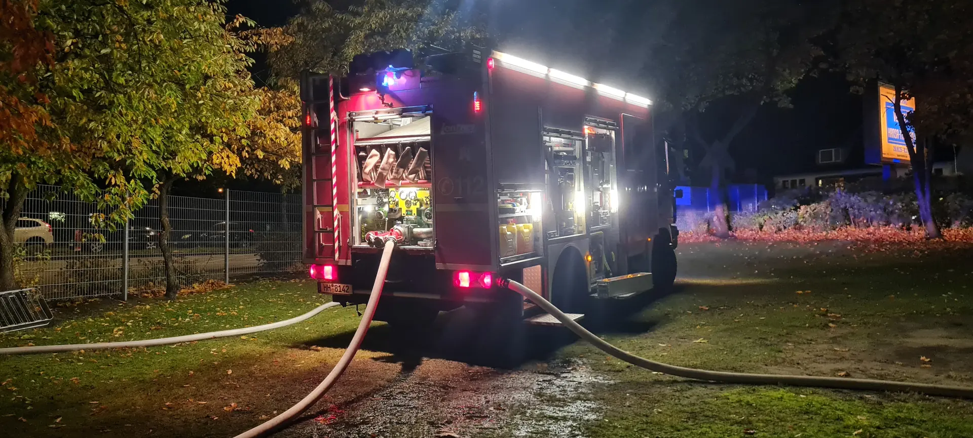 Löschfahrzeug der Freiwilligen Feuerwehr Hausbruch bei einem Nachteinsatz