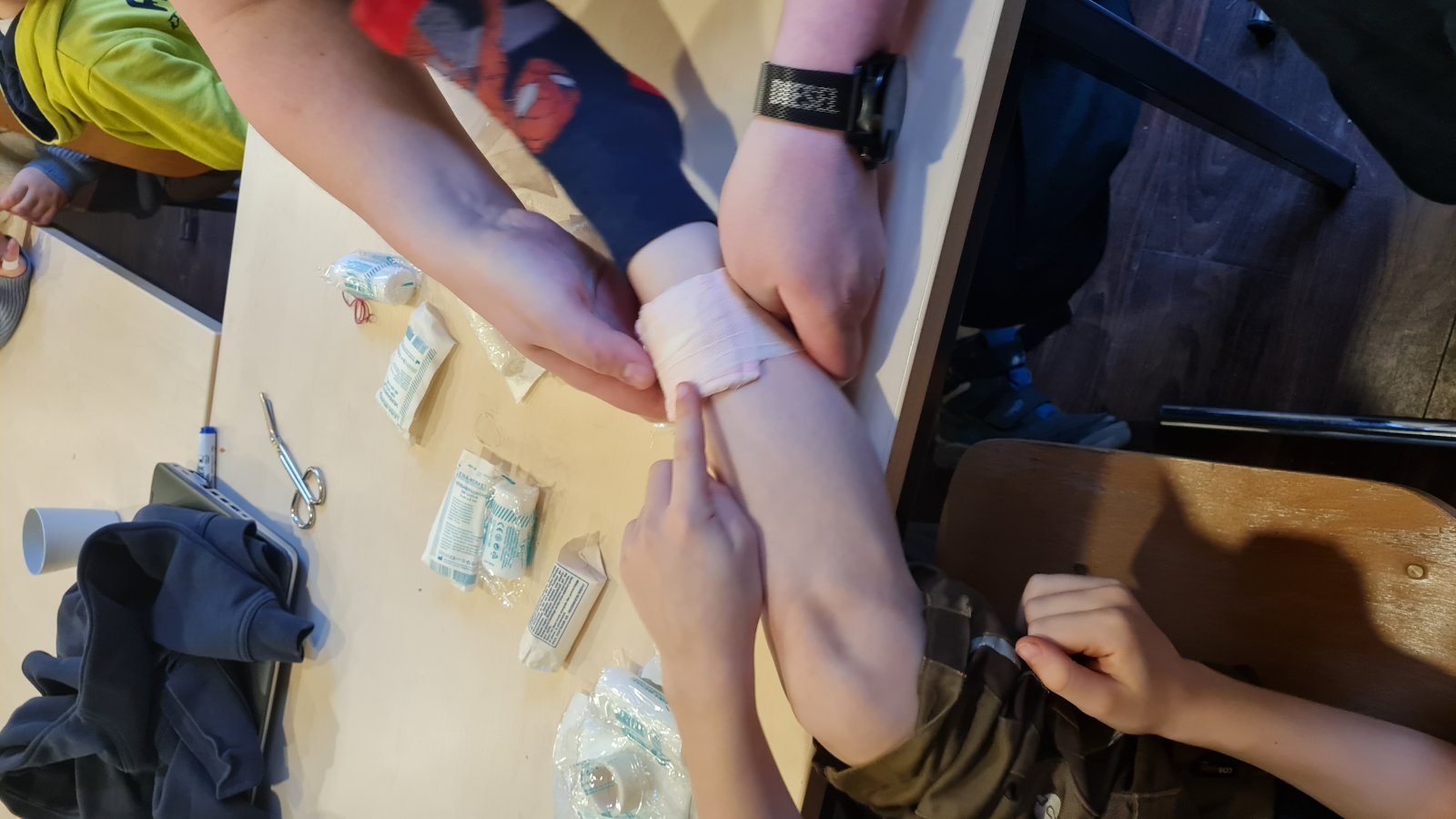 Wir üben, einen Verband anzulegen