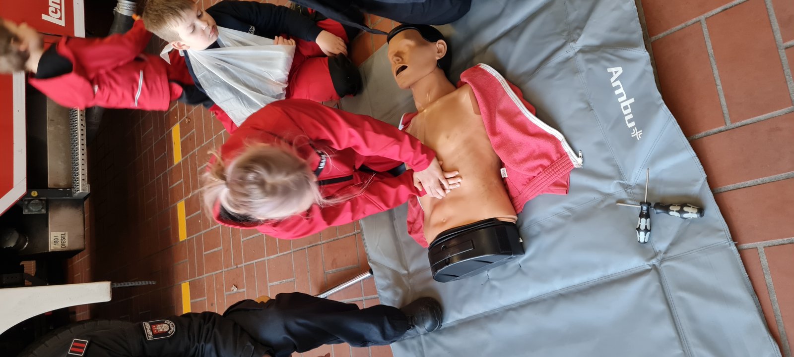 Erste Hilfe: Herzdruckmassage an der Übungspuppe