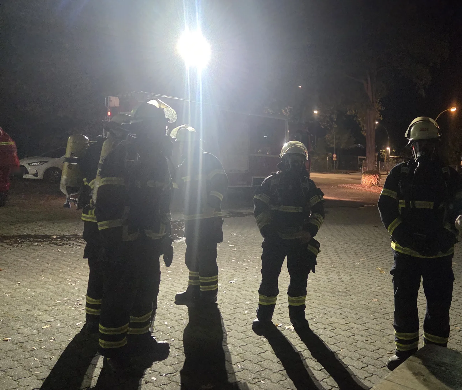 Atemschutztrupps mit angelegtem Atemschutzgerät und Maske